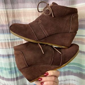 Tom’s Women’s 8.5 Desert Wedge Burgundy Suede